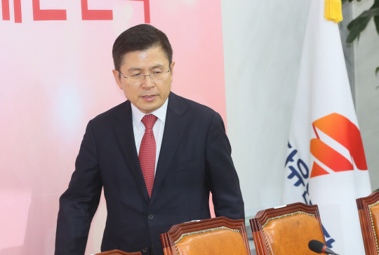 황교안 자유한국당 대표가 20일 국회에서 열린 최고위원회의에 입장하고 있다. 연합뉴스